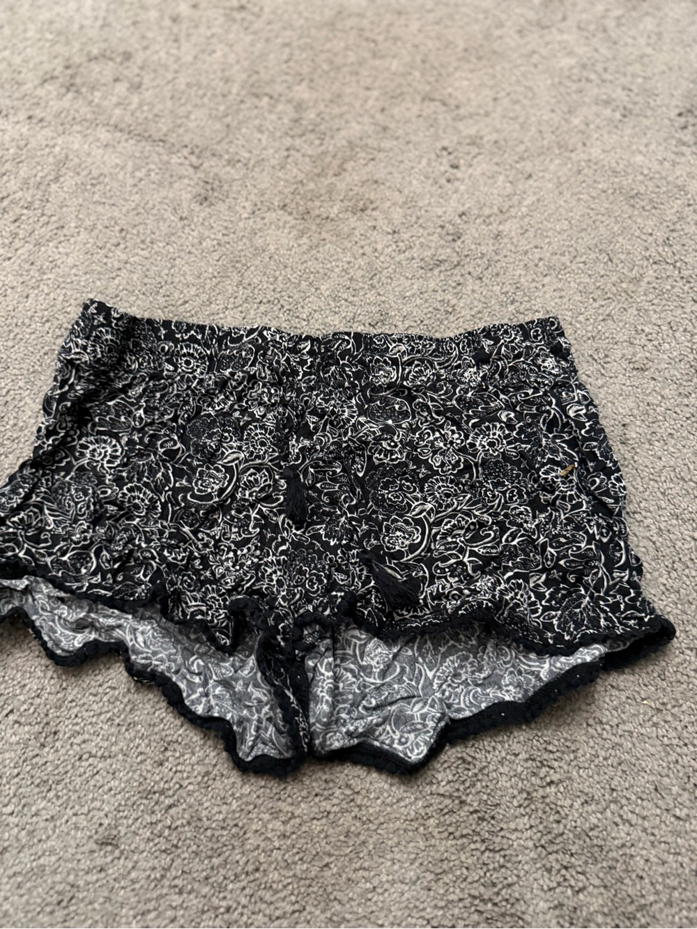 Old Navy Pull On Elastic Waist Tassel Shorts Women's Size M Black / White